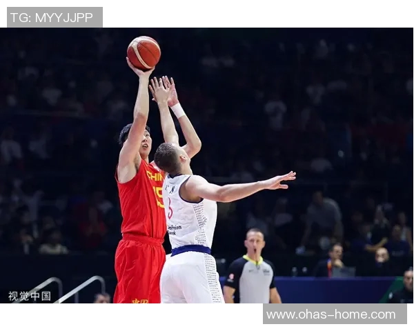 中国男篮迎战塞尔维亚队全力争胜展现实力与团队合作精神